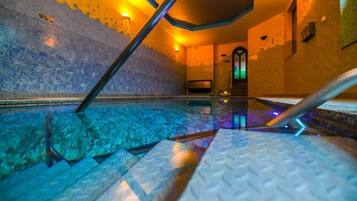 Innenpool, geöffnet von 08:00 Uhr bis 22:00 Uhr, Liegestühle