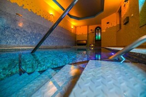 Piscine couverte, accès possible de 08 h 00 à 22 h 00, chaises longues 