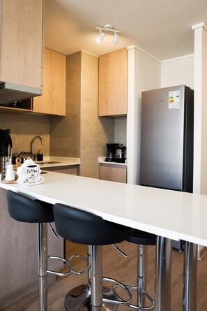 ثلاجة، ميكروويف، فرن، موقد طهي مسطح