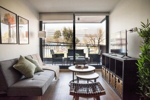 Televisión y oficina 