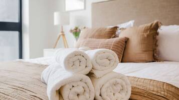 2 habitaciones, tabla de planchar con plancha, wifi y ropa de cama