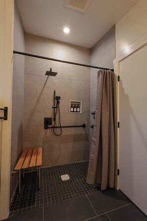 Douche, sèche-cheveux, serviettes fournies