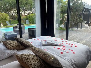 1 bedroom, bed sheets