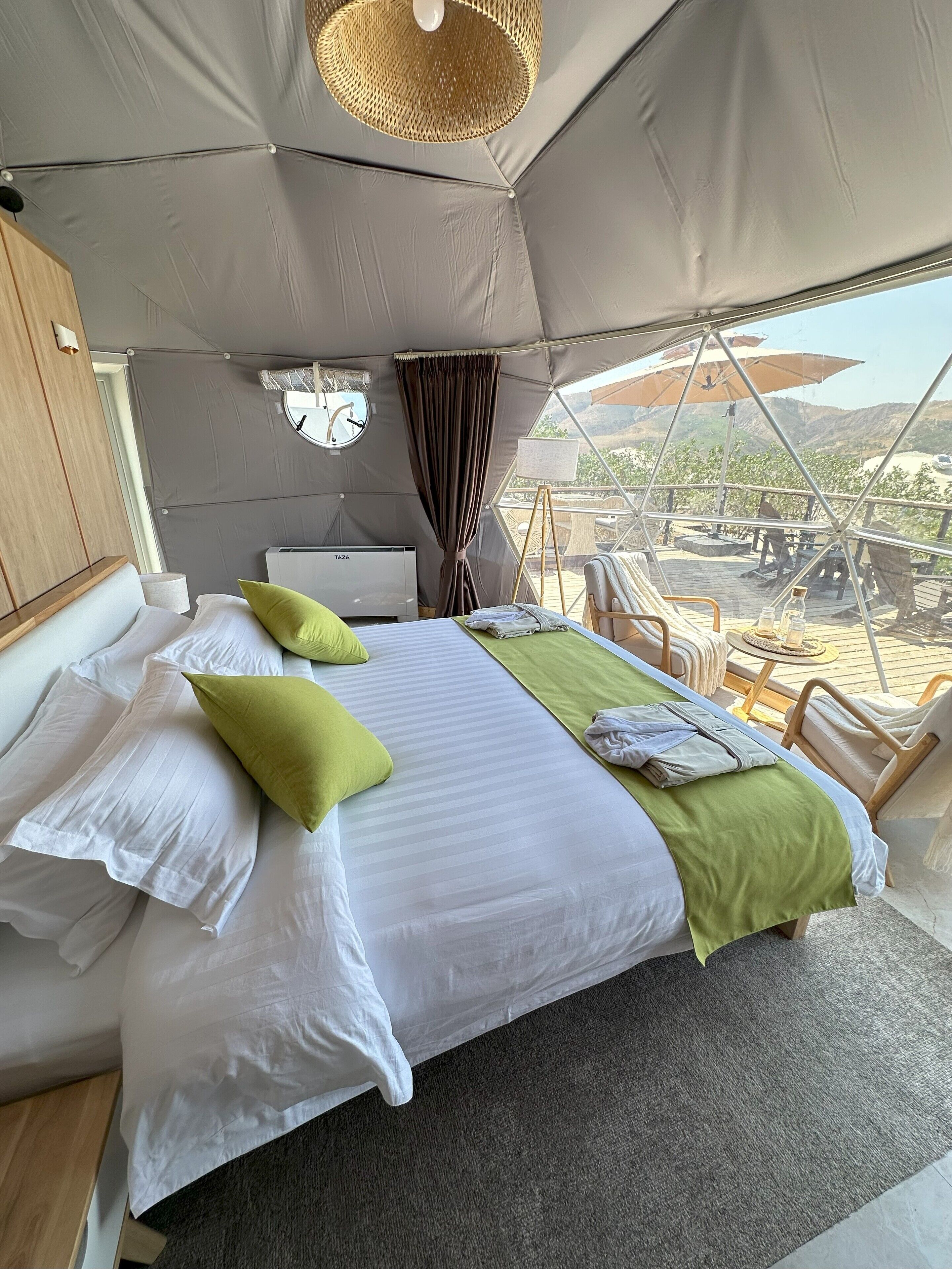 ستائر تعتيم وتجهيزات عازلة للصوت ومكواة/لوح كي وواي فاي مجانًا