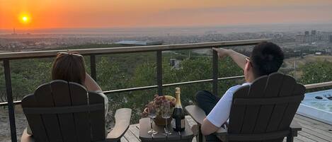 Luxury-FerienhĂŒtte, Whirlpool, Stadtblick | Terrasse/Patio