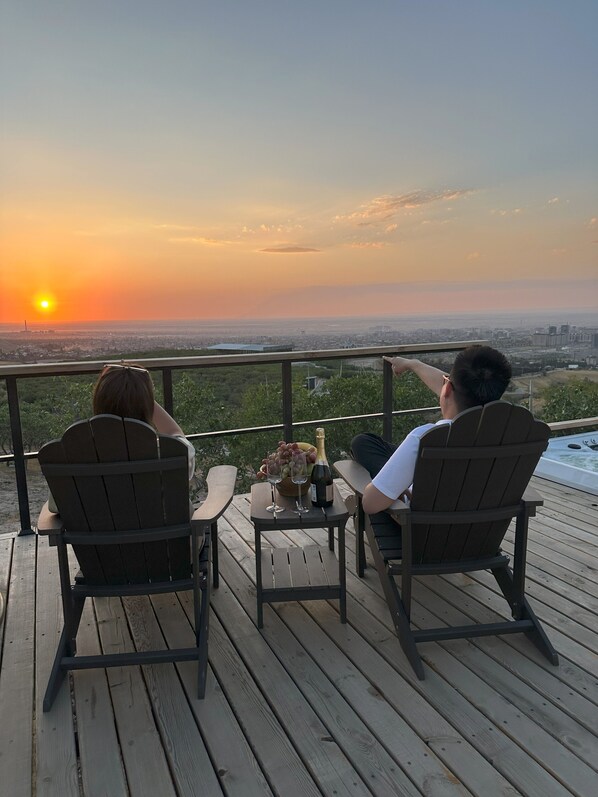 Quarto casal superluxo, varanda coberta, vista para a cidade | Terraço/pátio