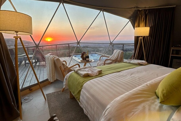 Luxury Cabin, Hot Tub, City View | Pemandangan dari bilik