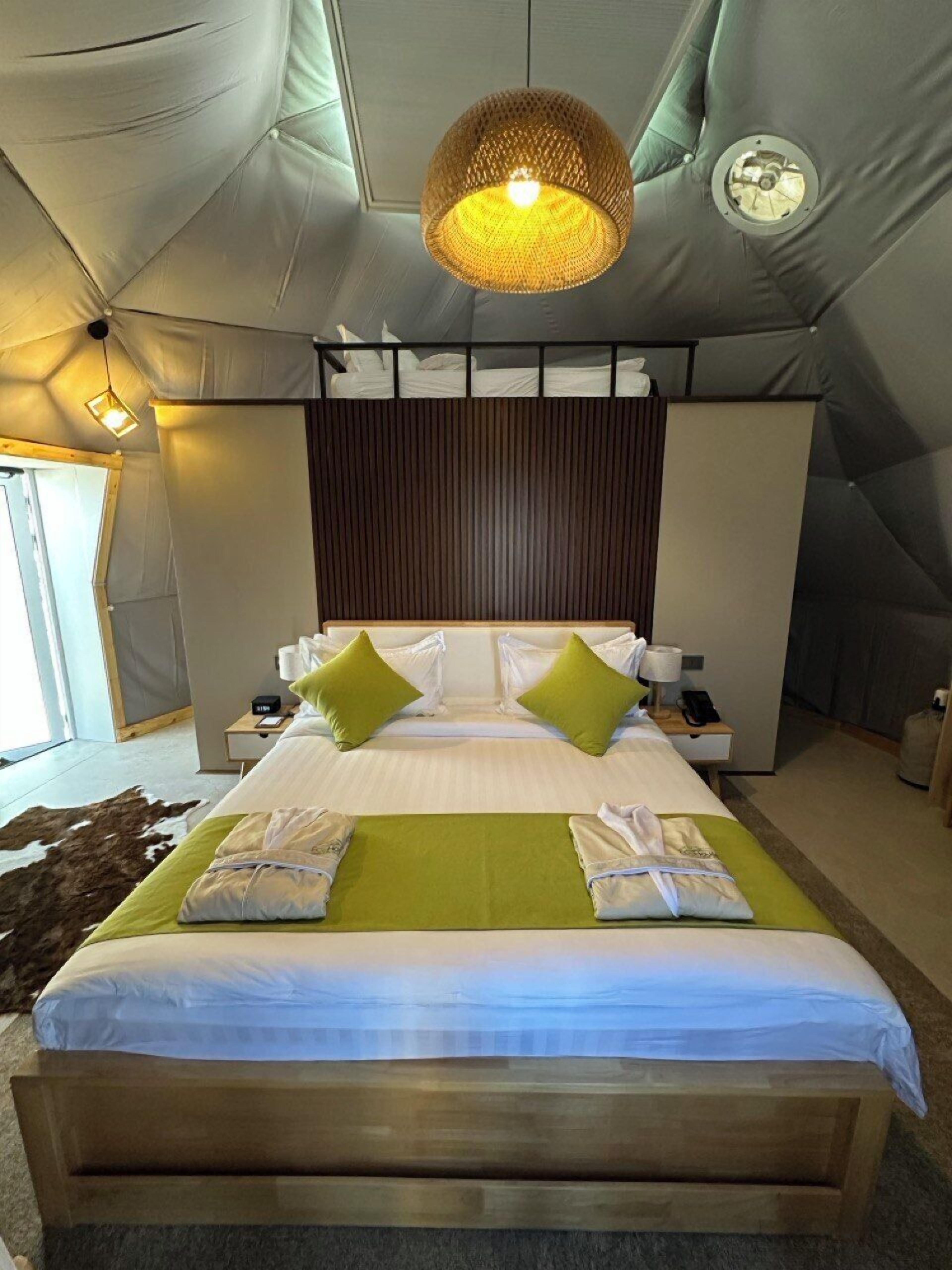 Hytte – deluxe, terrasse, byutsikt | Blendingsgardiner, lydisolert, strykejern/-brett og wi-fi (inkludert)