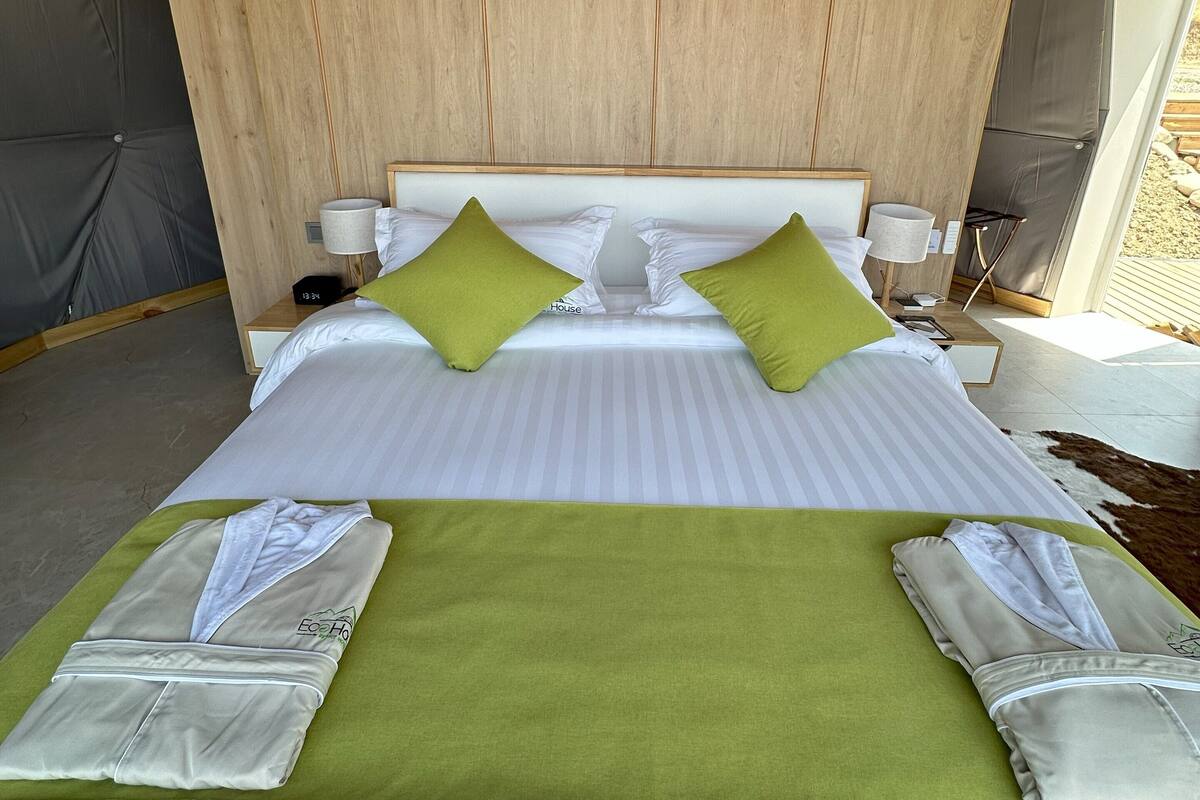 Quarto casal luxo, varanda coberta, vista para a montanha | Cortinas blackout, quartos à prova de som, ferros/tábuas de passar roupa