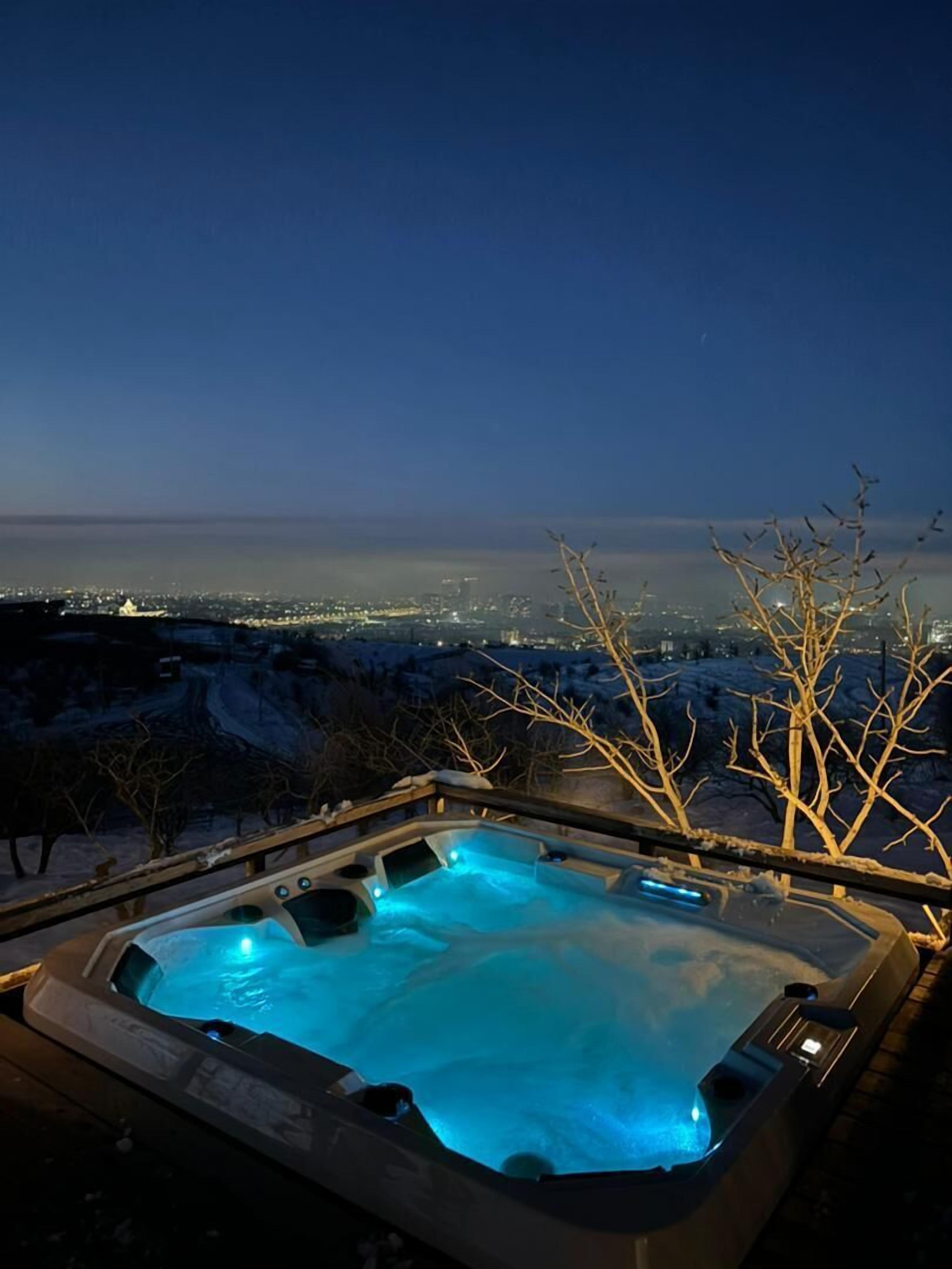 Cabane Luxe, bain à remous, vue ville | Baignoire à jets