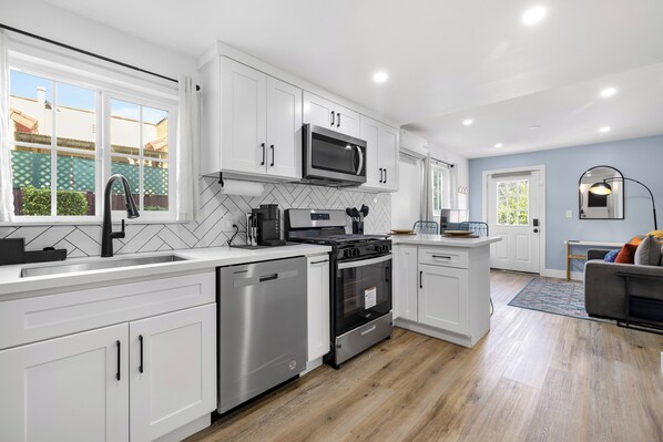 Réfrigérateur, four à micro-ondes, un four, surface de cuisson