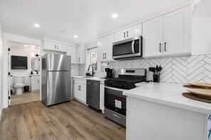 Réfrigérateur, four à micro-ondes, un four, surface de cuisson