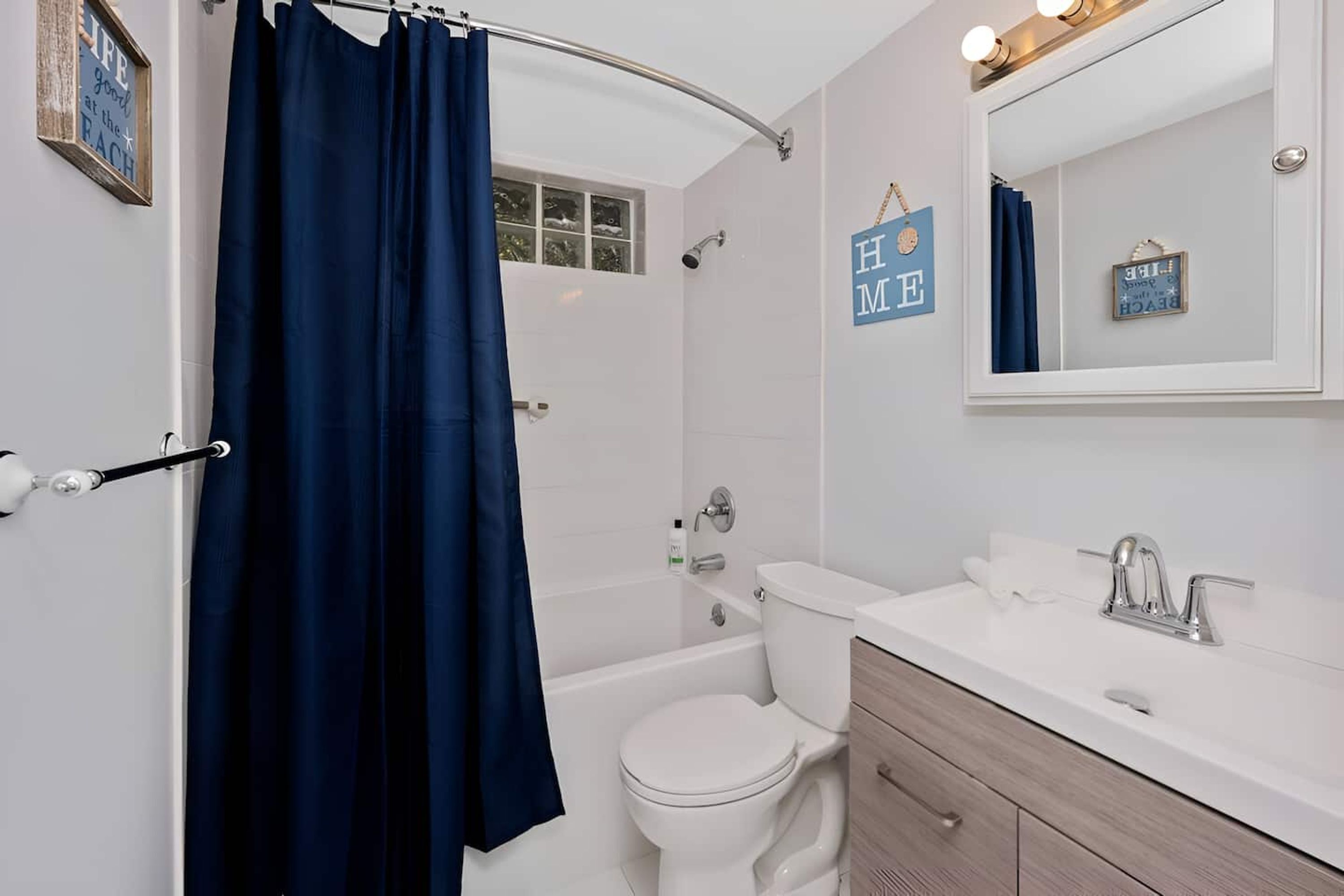 Un baño moderno con bañera, inodoro y tocador.