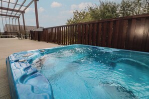 Outdoor spa tub - Lodge 83, Gwel an Mor (Redruth)