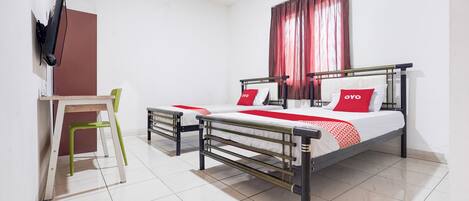 Una habitación de hotel con una cama, un escritorio y una silla.