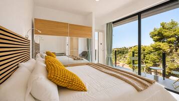 5 bedrooms, desk, iron/ironing board, WiFi