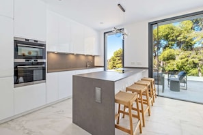 Een koelkast, een magnetron, een oven, een kookplaat