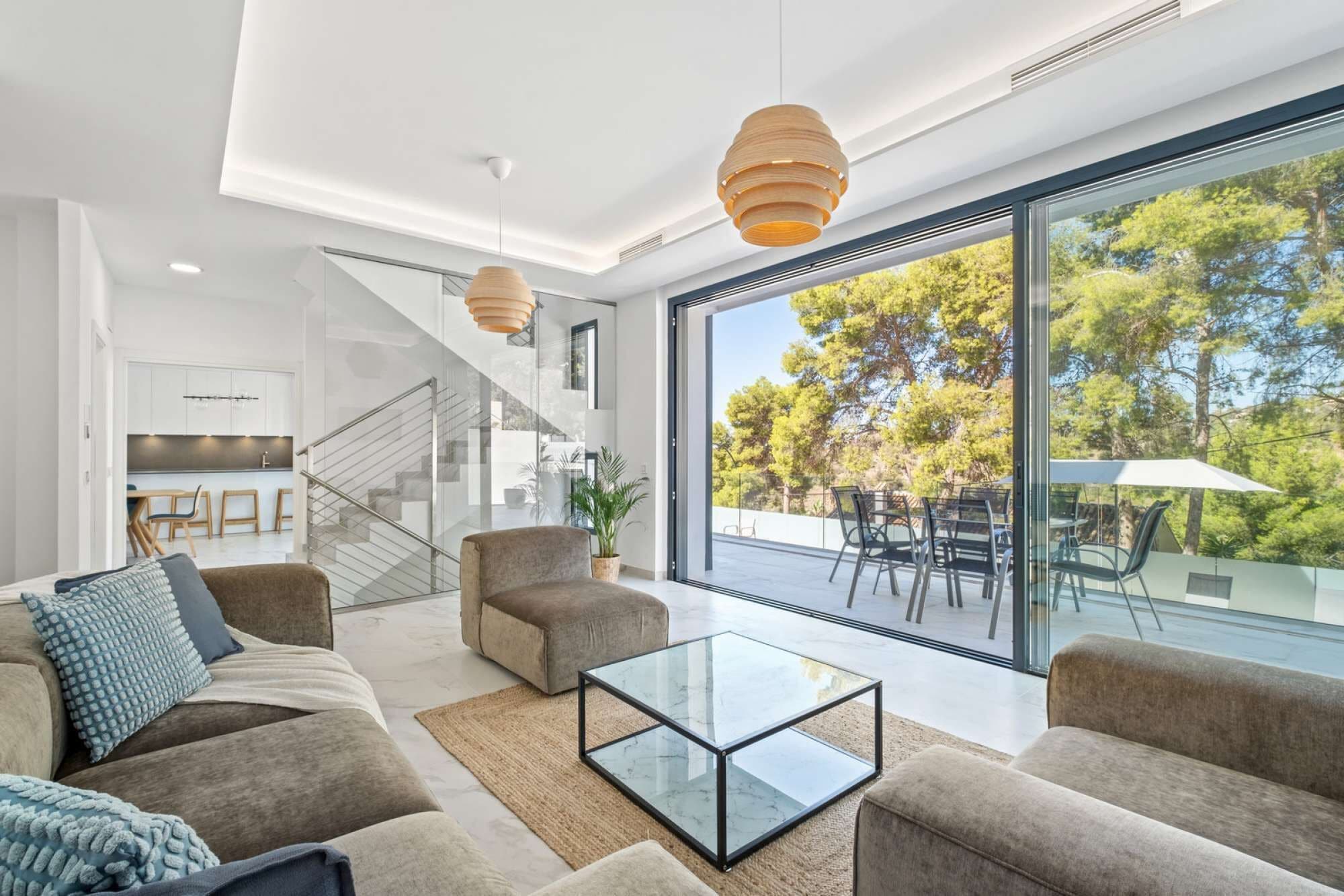 Télévision, baby-foot, table de tennis de table, livres