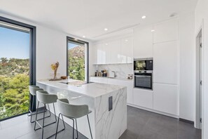 Een koelkast, een magnetron, een oven, een kookplaat