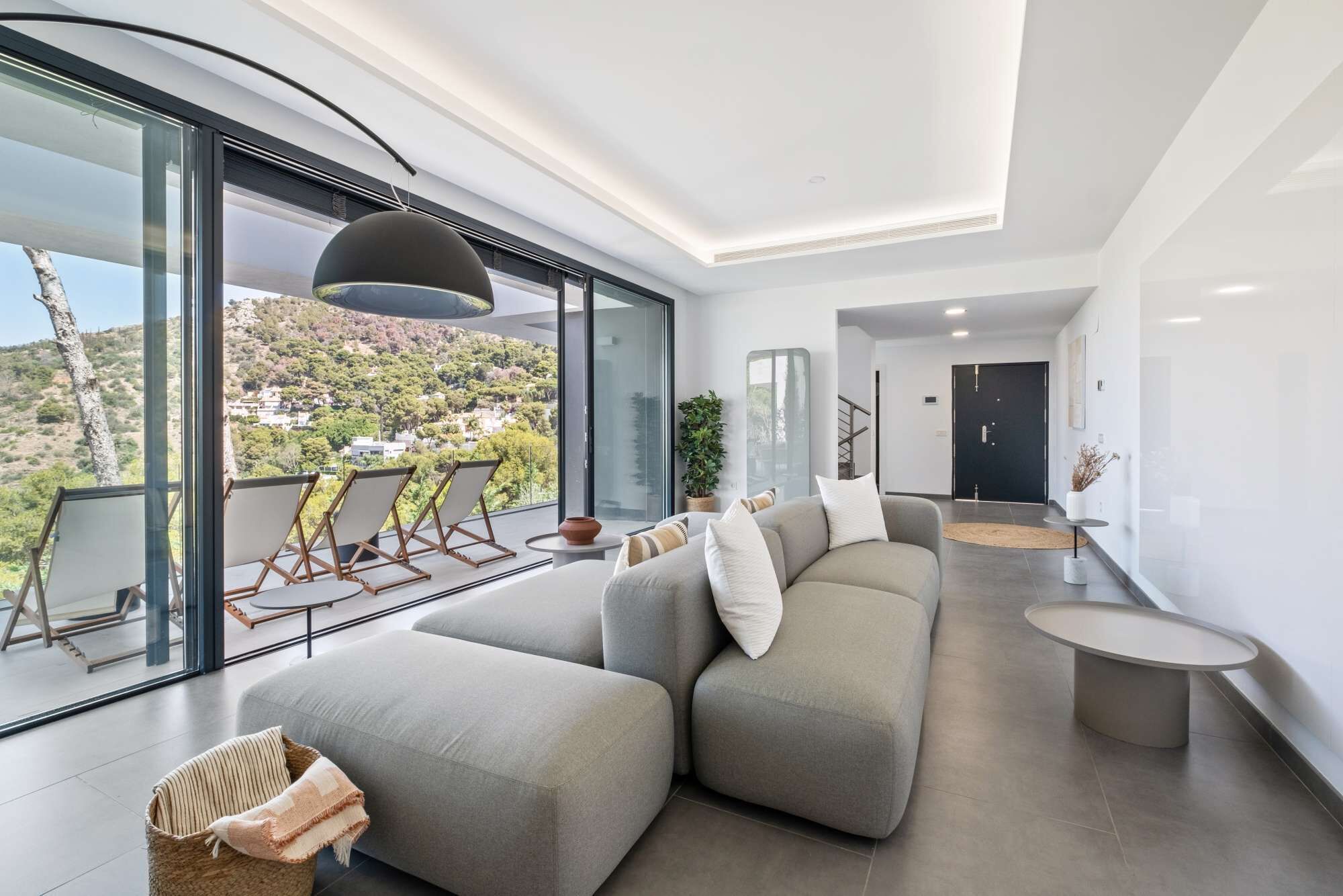 Télévision, baby-foot, table de tennis de table, livres