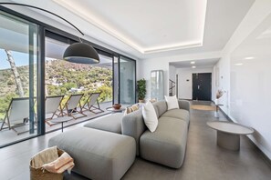 电视、桌上足球、乒乓球、书