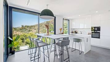 Een koelkast, een magnetron, een oven, een kookplaat