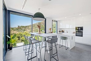 Fridge, microwave, oven, stovetop - Villa Pinares de San Antón Sea, City & Mountain Views (Málaga)