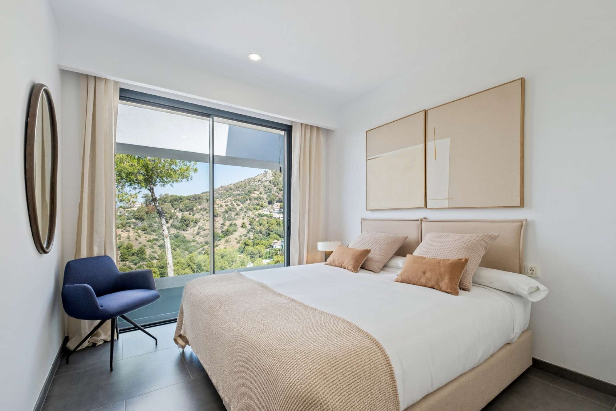 7 slaapkamers, een bureau, een strijkplank/strijkijzer, wifi