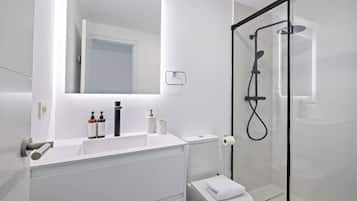Dusche, Haartrockner, Bidet, Handtücher