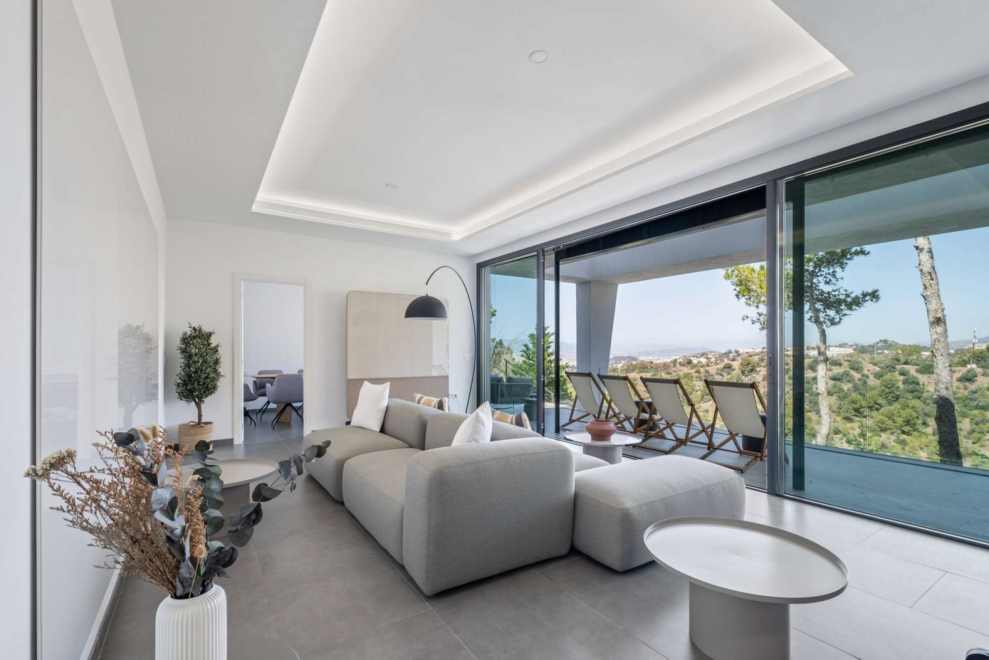 Télévision, baby-foot, table de tennis de table, livres