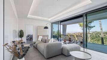 Télévision, baby-foot, table de tennis de table, livres