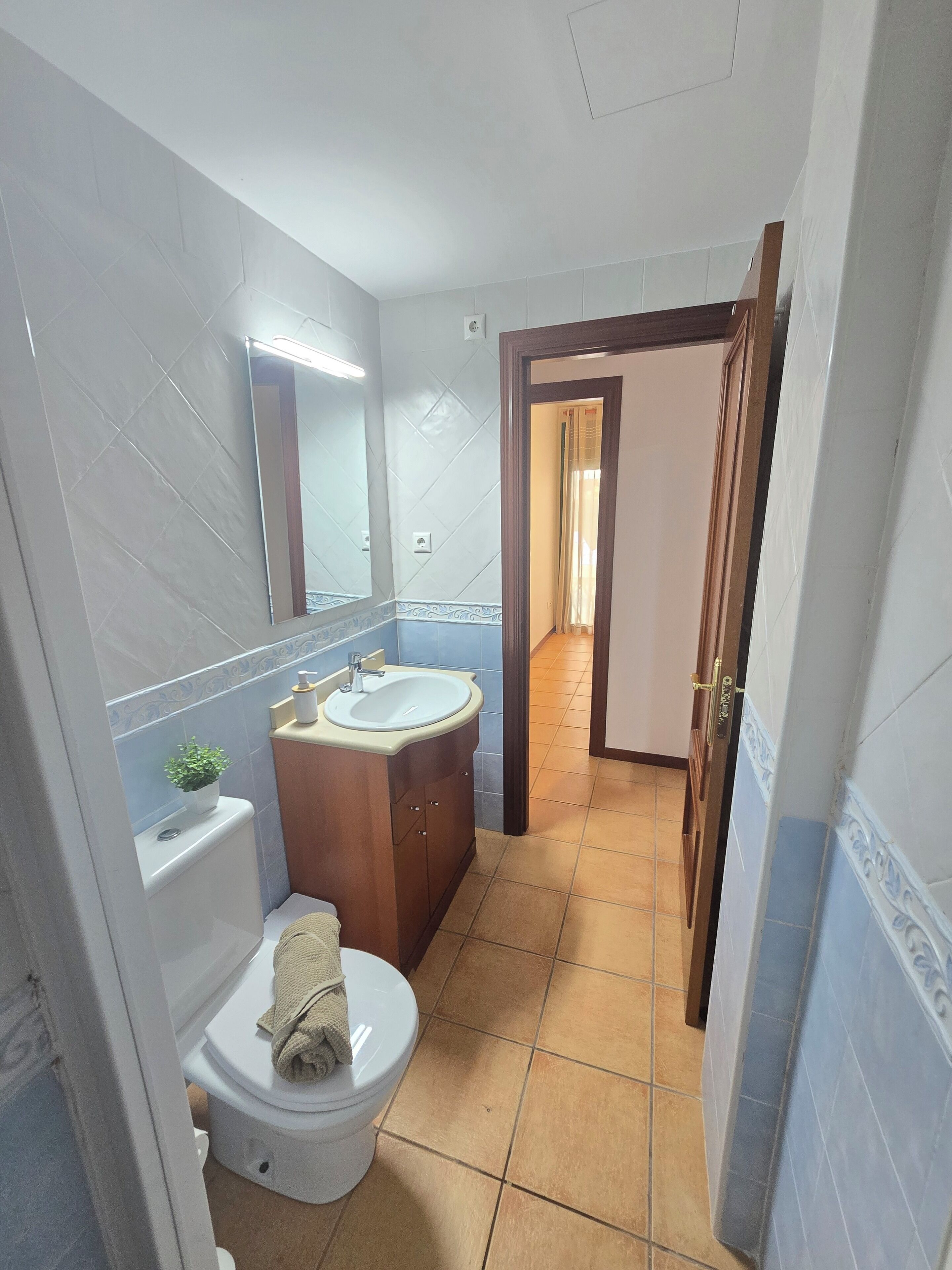 Sèche-cheveux, serviettes fournies, savon, papier toilette