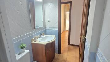 Sèche-cheveux, serviettes fournies, savon, papier toilette