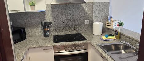 Lavavajillas, tostadora, silla alta para bebés, utensilios de cocina