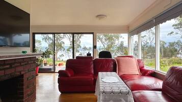 تلفزيون، مدفأة، مكتب