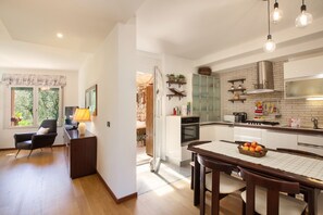 Kühlschrank, Ofen, Geschirrspüler, Wasserkocher mit Kaffee-/Teezubehör