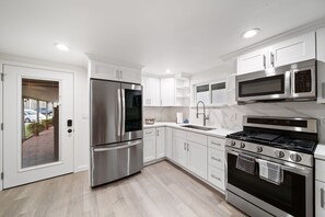 Fridge, microwave, oven, stovetop - Terrace Views at La Jolla Cove (San Diego)