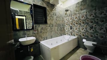 Habitación Royal, vista a la ciudad | Baño | Regadera, regadera tipo lluvia, toallas, jabón