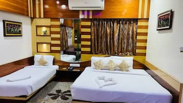 Club Room, City View | Free WiFi, bed sheets