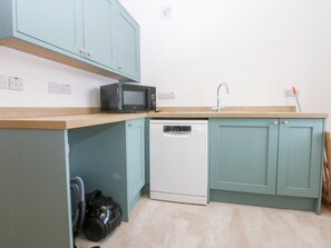 Dishwasher, cookware/dishes/utensils - Trefor Ganol (Menai Bridge)