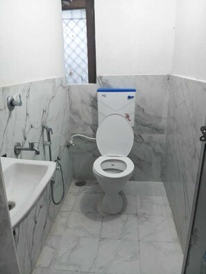 Quarto casal luxo, vista para a cidade | Banheiro | Chuveiro, chuveiro com efeito de chuva, toalhas de banho, sabonete