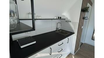 Microondas, horno, placa de cocina y cafetera o tetera