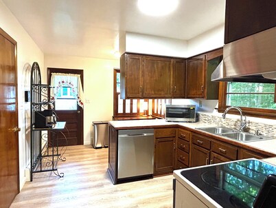 Family friendly 4-bedroom home, 2 miles from West Point, loaded with amenities