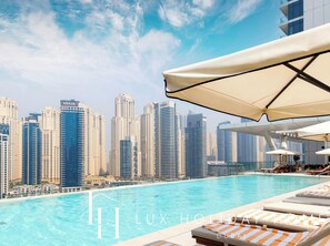 Outdoor pool - LUX  The Vida Marina Residence (Dubai)