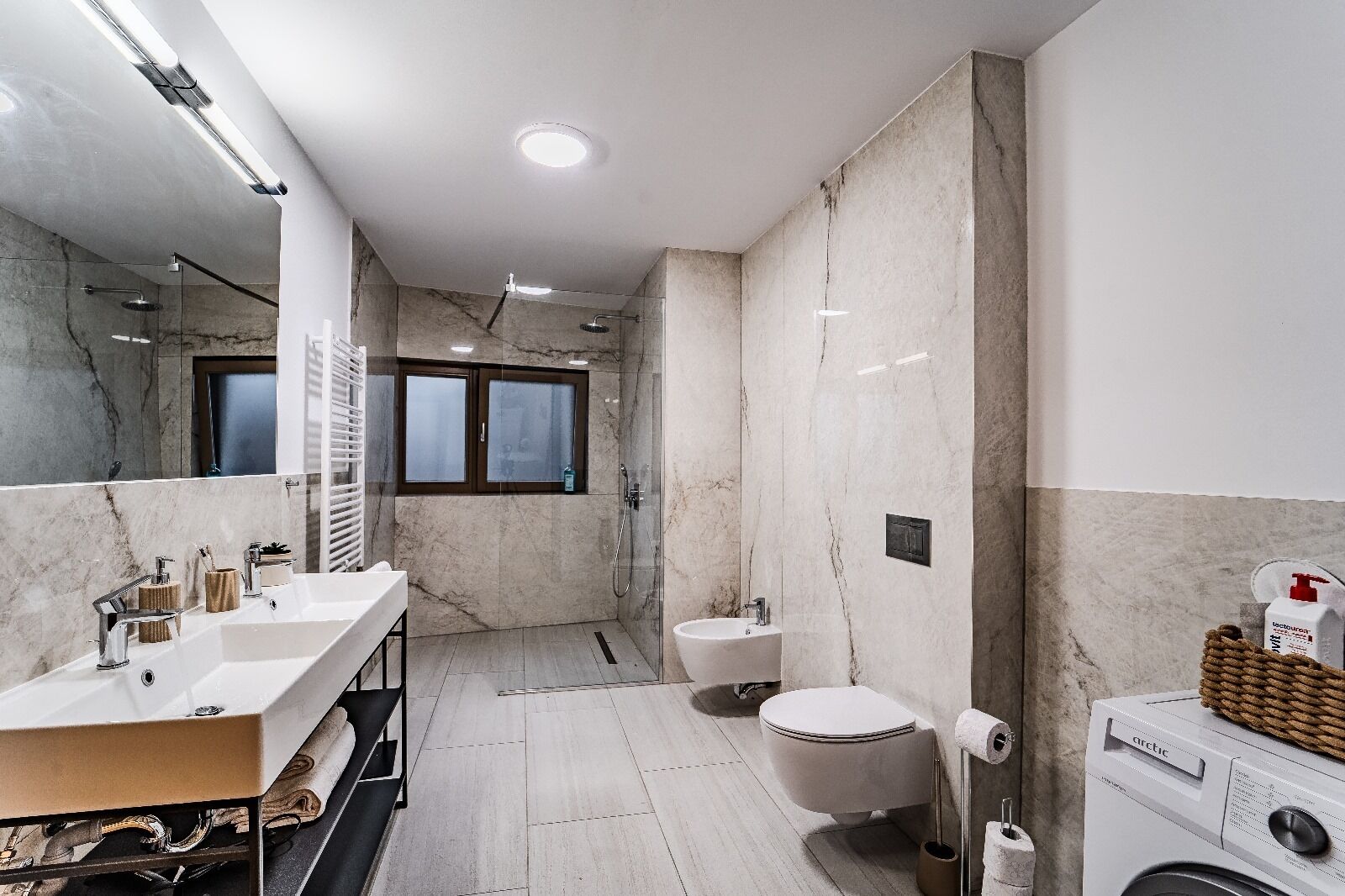 Shower, hair dryer, bidet, towels