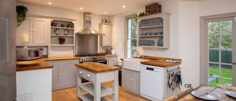 冷蔵庫、電子レンジ、オーブン、食器洗い機