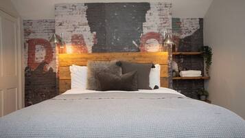 5 bedrooms, desk, iron/ironing board, WiFi