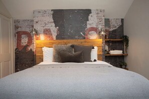 5 bedrooms, desk, iron/ironing board, WiFi