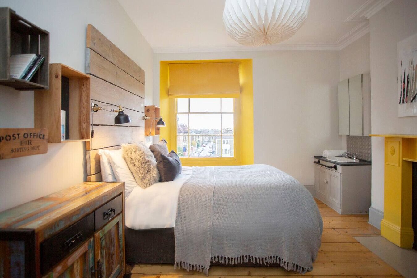 Desk, iron/ironing board, WiFi, bed sheets