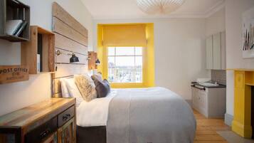 Desk, iron/ironing board, WiFi, bed sheets